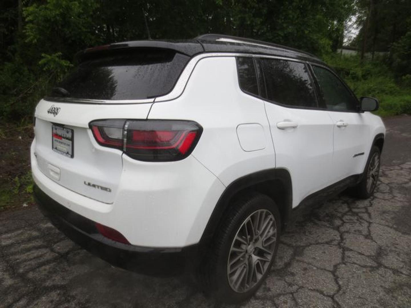 2022 White /Black Jeep Compass Limited 4WD (3C4NJDCB4NT) with an 2.4L L4 DOHC 16V engine, Automatic transmission, located at 270 US Route 6, Mahopac, NY, 10541, (845) 621-0895, 41.349022, -73.755280 - Photo#3