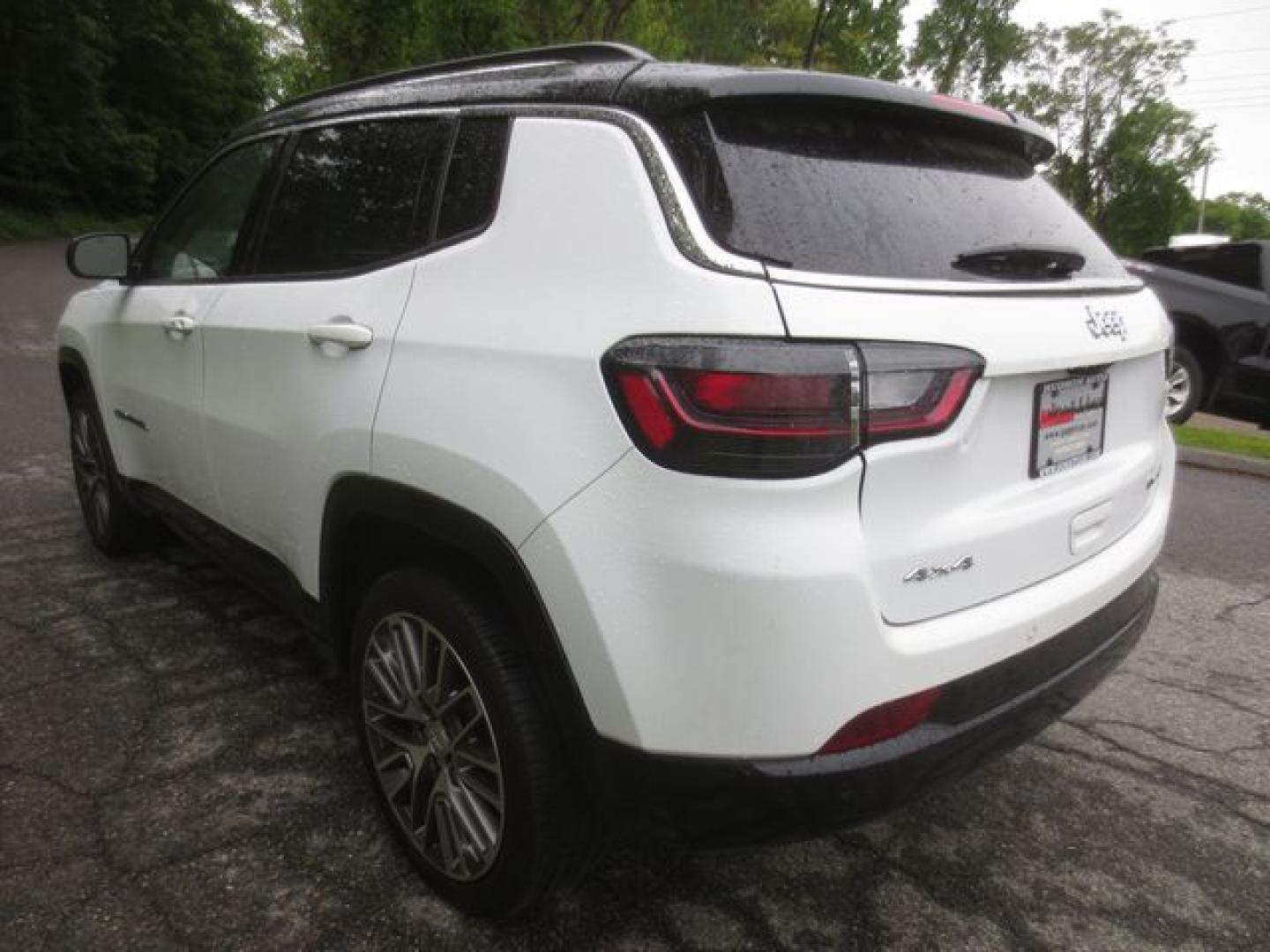2022 White /Black Jeep Compass Limited 4WD (3C4NJDCB4NT) with an 2.4L L4 DOHC 16V engine, Automatic transmission, located at 270 US Route 6, Mahopac, NY, 10541, (845) 621-0895, 41.349022, -73.755280 - Photo#4