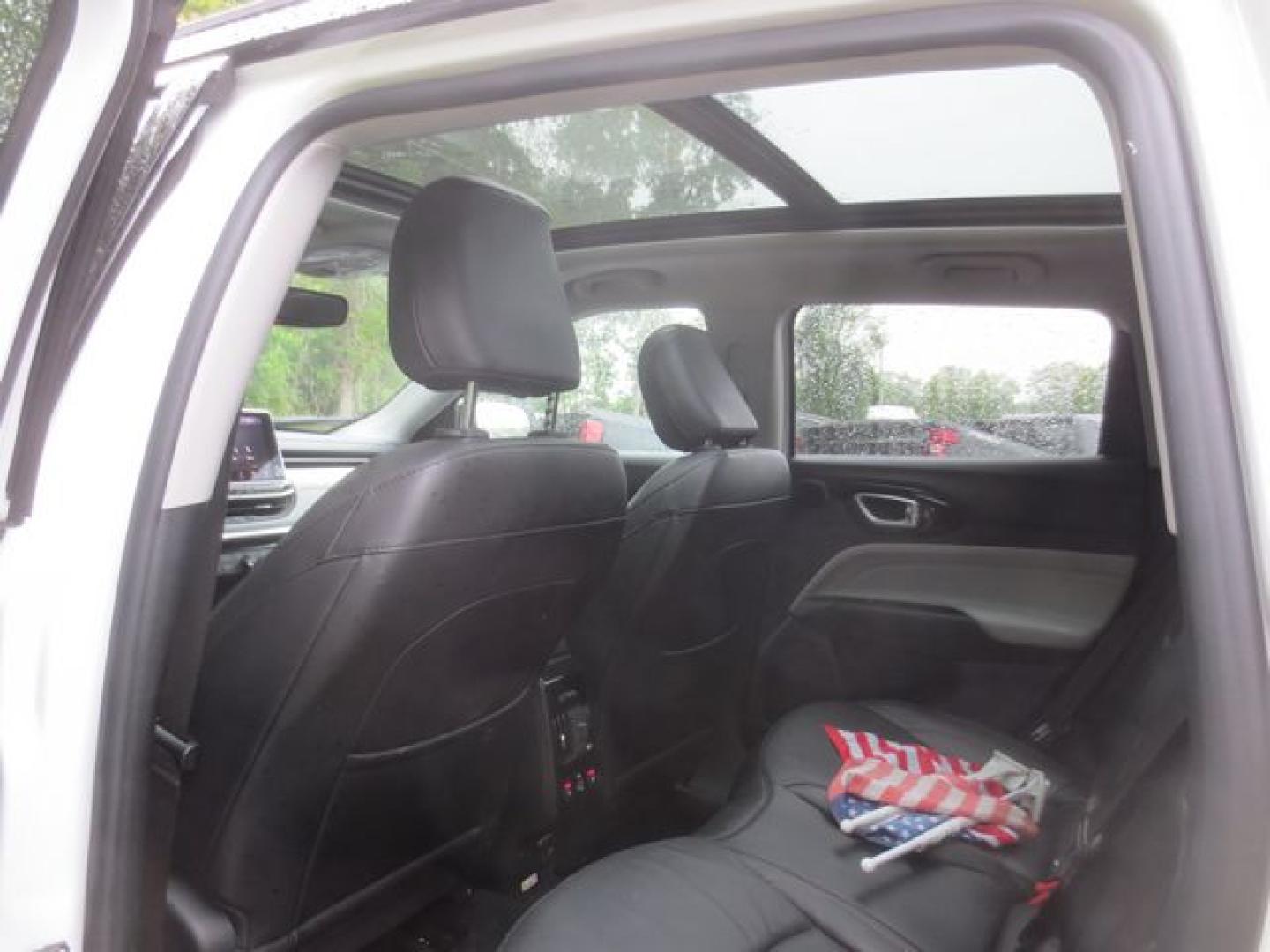 2022 White /Black Jeep Compass Limited 4WD (3C4NJDCB4NT) with an 2.4L L4 DOHC 16V engine, Automatic transmission, located at 270 US Route 6, Mahopac, NY, 10541, (845) 621-0895, 41.349022, -73.755280 - Photo#10