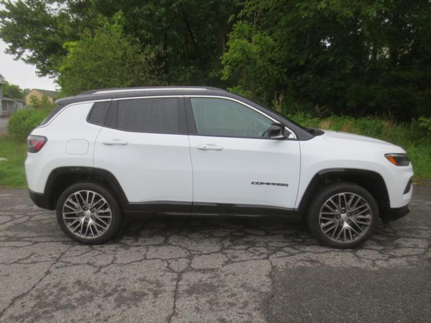 2022 White /Black Jeep Compass Limited 4WD (3C4NJDCB4NT) with an 2.4L L4 DOHC 16V engine, Automatic transmission, located at 270 US Route 6, Mahopac, NY, 10541, (845) 621-0895, 41.349022, -73.755280 - Photo#12