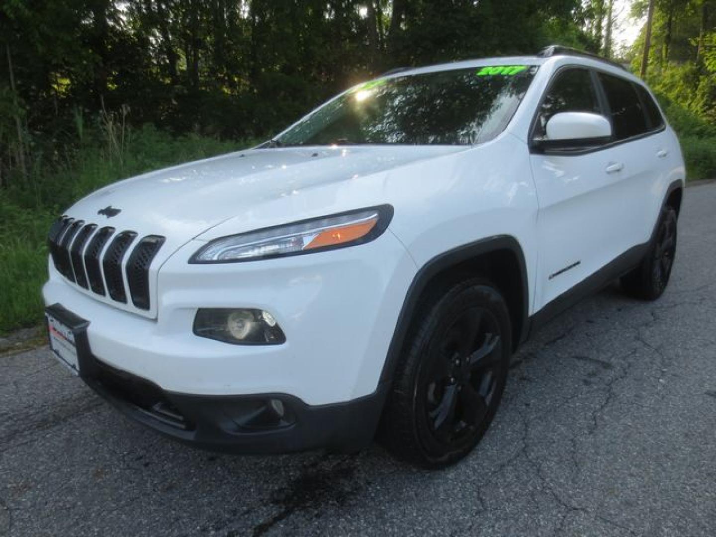 2017 White /Black Jeep Cherokee Limited 4WD (1C4PJMDB0HW) with an 2.4L L4 DOHC 16V engine, Automatic transmission, located at 270 US Route 6, Mahopac, NY, 10541, (845) 621-0895, 41.349022, -73.755280 - Photo#0