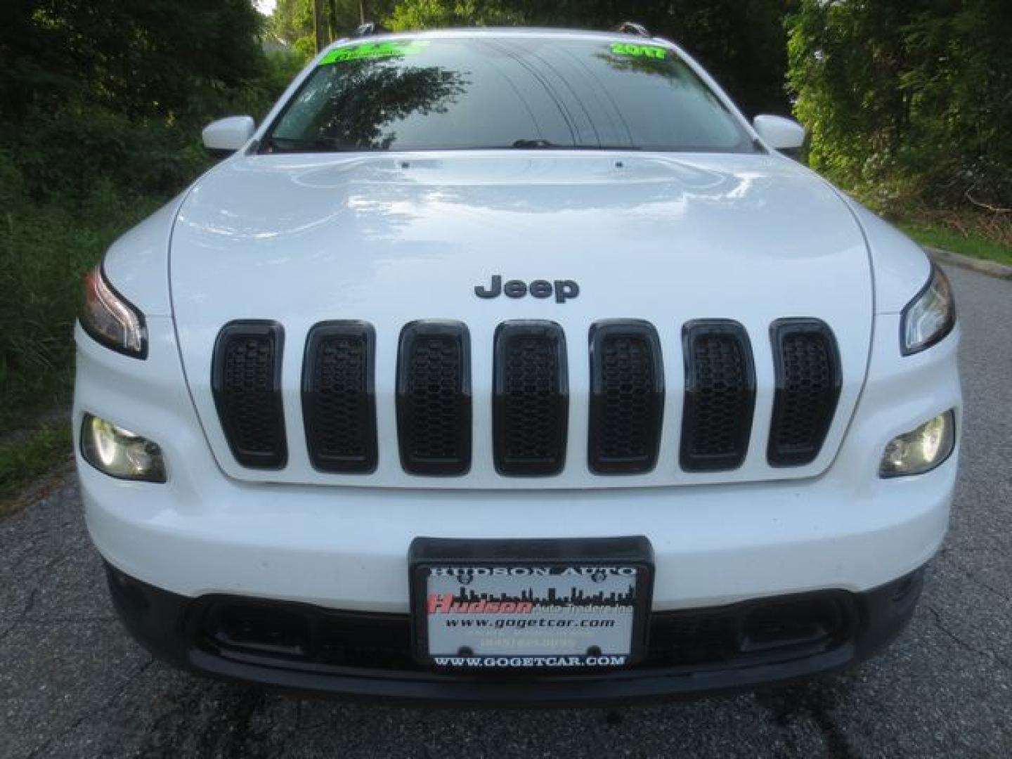 2017 White /Black Jeep Cherokee Limited 4WD (1C4PJMDB0HW) with an 2.4L L4 DOHC 16V engine, Automatic transmission, located at 270 US Route 6, Mahopac, NY, 10541, (845) 621-0895, 41.349022, -73.755280 - Photo#2