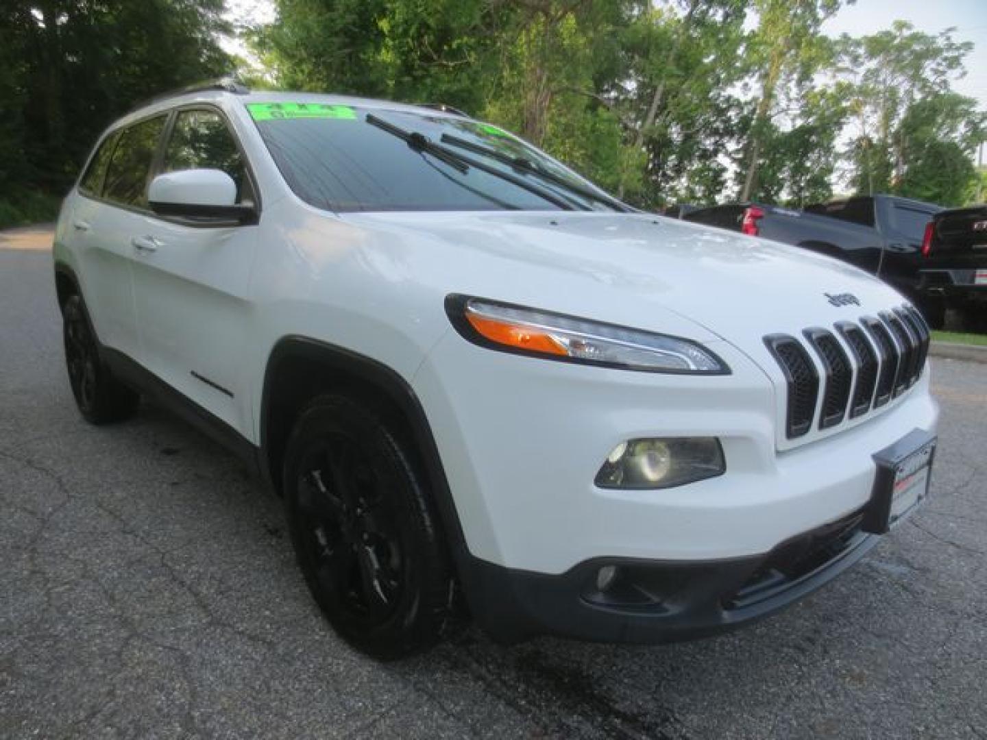 2017 White /Black Jeep Cherokee Limited 4WD (1C4PJMDB0HW) with an 2.4L L4 DOHC 16V engine, Automatic transmission, located at 270 US Route 6, Mahopac, NY, 10541, (845) 621-0895, 41.349022, -73.755280 - Photo#1