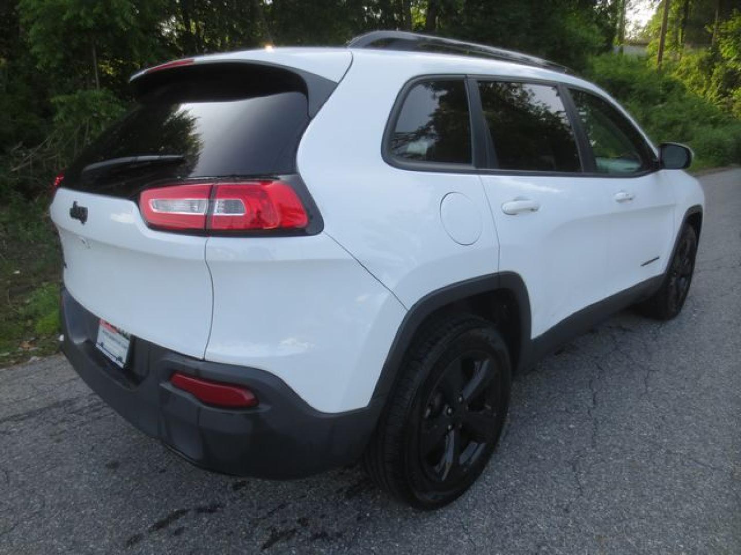 2017 White /Black Jeep Cherokee Limited 4WD (1C4PJMDB0HW) with an 2.4L L4 DOHC 16V engine, Automatic transmission, located at 270 US Route 6, Mahopac, NY, 10541, (845) 621-0895, 41.349022, -73.755280 - Photo#3