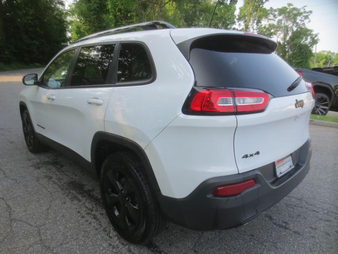 2017 White /Black Jeep Cherokee Limited 4WD (1C4PJMDB0HW) with an 2.4L L4 DOHC 16V engine, Automatic transmission, located at 270 US Route 6, Mahopac, NY, 10541, (845) 621-0895, 41.349022, -73.755280 - Photo#4