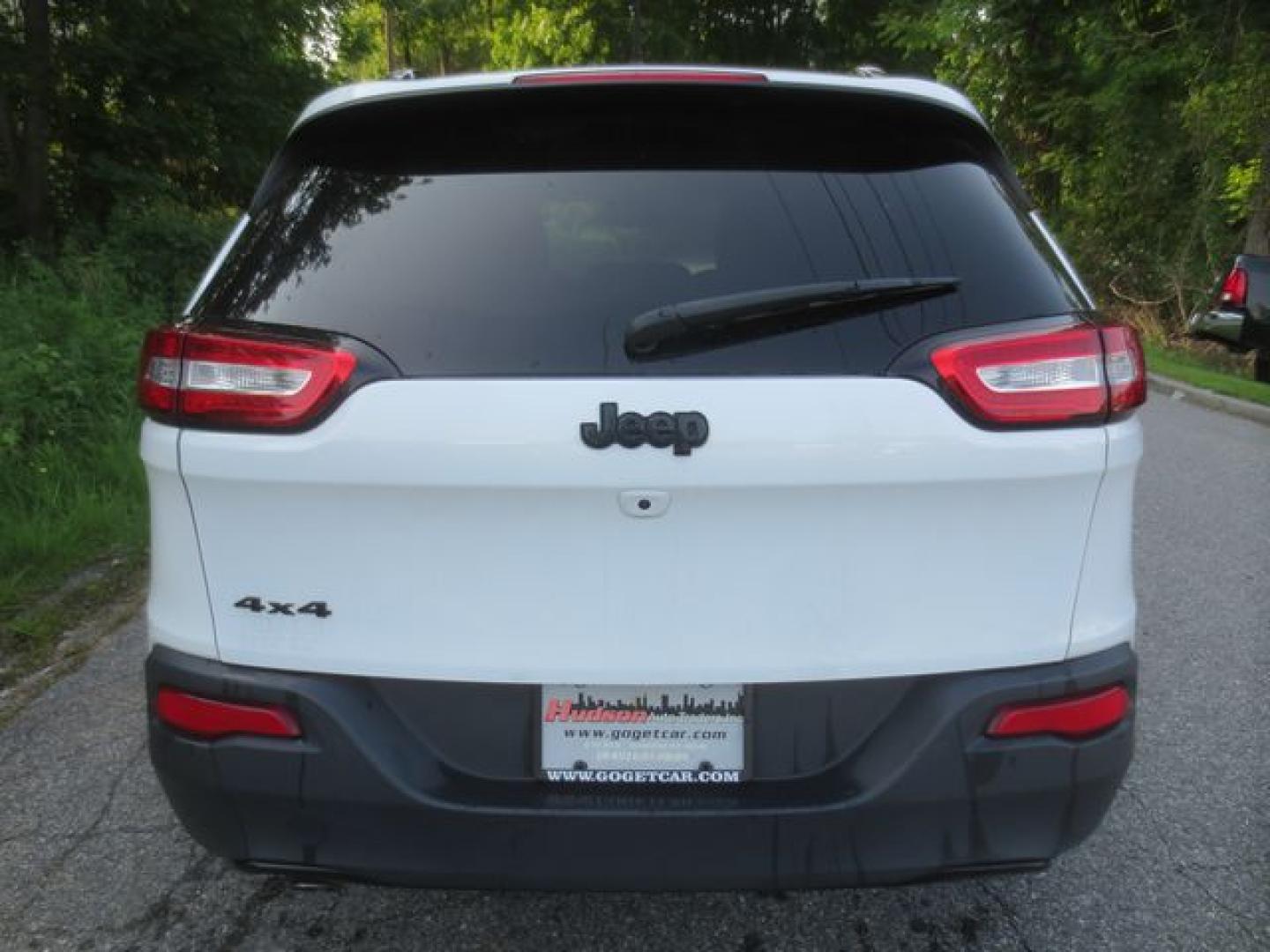 2017 White /Black Jeep Cherokee Limited 4WD (1C4PJMDB0HW) with an 2.4L L4 DOHC 16V engine, Automatic transmission, located at 270 US Route 6, Mahopac, NY, 10541, (845) 621-0895, 41.349022, -73.755280 - Photo#5