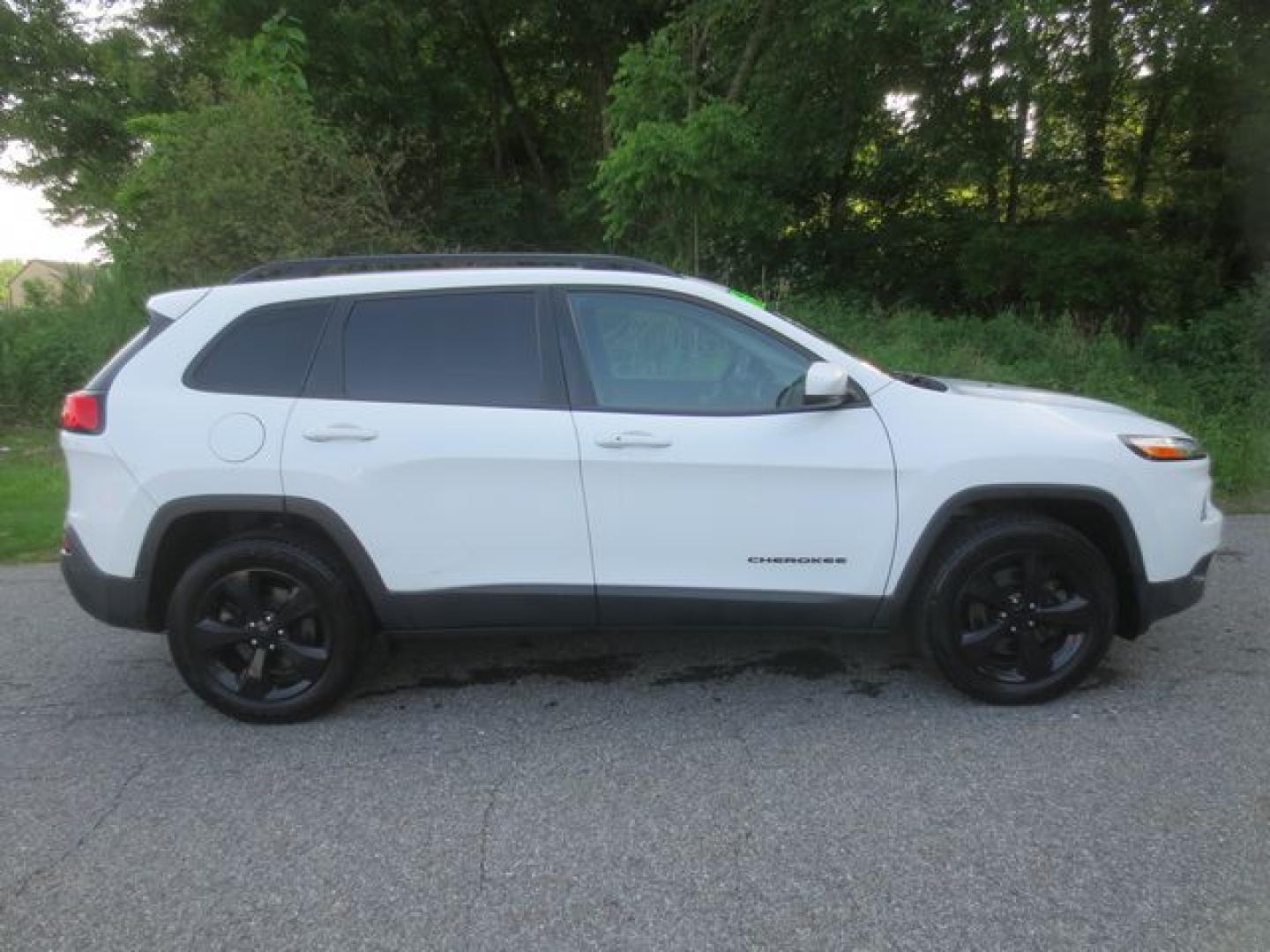 2017 White /Black Jeep Cherokee Limited 4WD (1C4PJMDB0HW) with an 2.4L L4 DOHC 16V engine, Automatic transmission, located at 270 US Route 6, Mahopac, NY, 10541, (845) 621-0895, 41.349022, -73.755280 - Photo#10