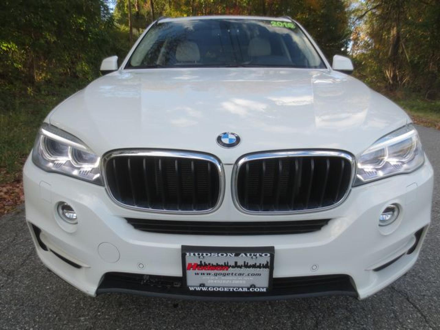 2016 White /Tan BMW X5 xDrive35i (5UXKR0C50G0) with an 3.0L L6 DOHC 24V engine, Automatic transmission, located at 270 US Route 6, Mahopac, NY, 10541, (845) 621-0895, 41.349022, -73.755280 - Photo#2