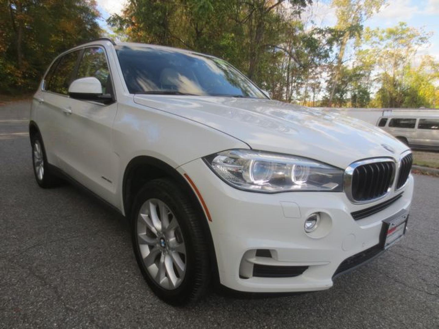2016 White /Tan BMW X5 xDrive35i (5UXKR0C50G0) with an 3.0L L6 DOHC 24V engine, Automatic transmission, located at 270 US Route 6, Mahopac, NY, 10541, (845) 621-0895, 41.349022, -73.755280 - Photo#1