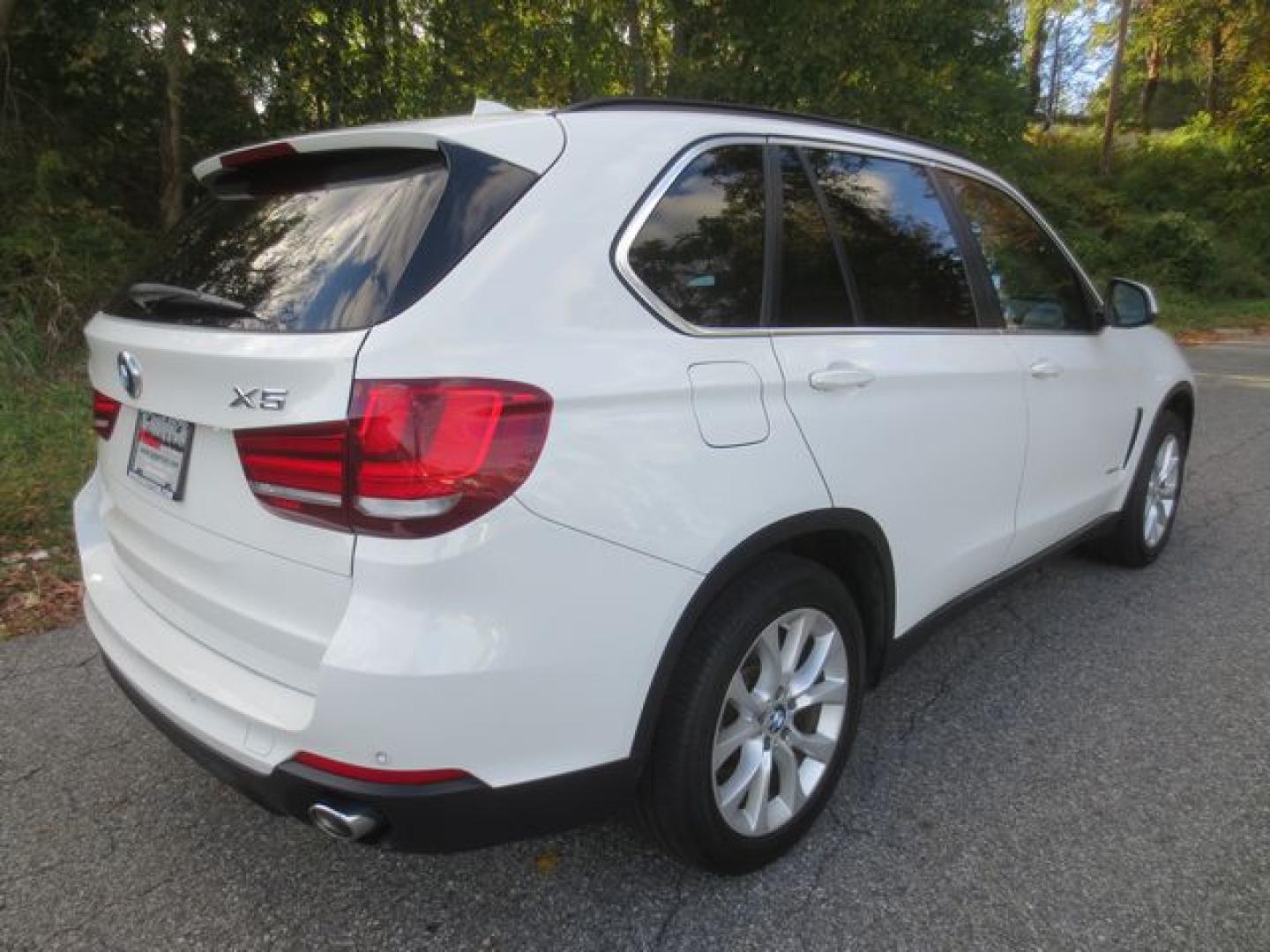 2016 White /Tan BMW X5 xDrive35i (5UXKR0C50G0) with an 3.0L L6 DOHC 24V engine, Automatic transmission, located at 270 US Route 6, Mahopac, NY, 10541, (845) 621-0895, 41.349022, -73.755280 - Photo#3