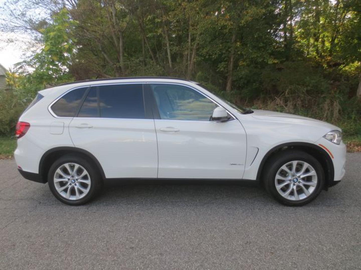 2016 White /Tan BMW X5 xDrive35i (5UXKR0C50G0) with an 3.0L L6 DOHC 24V engine, Automatic transmission, located at 270 US Route 6, Mahopac, NY, 10541, (845) 621-0895, 41.349022, -73.755280 - Photo#11