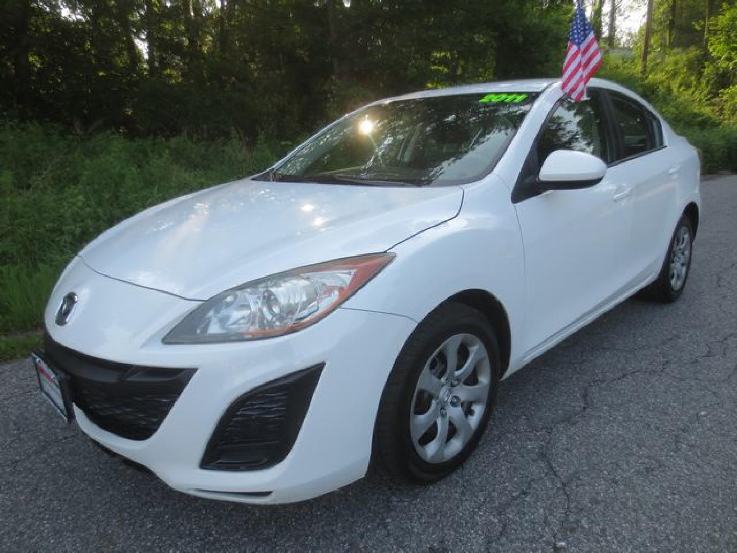 2011 White /Black Mazda MAZDA3 I Sport (JM1BL1UG4B1) with an 2.0L L4 DOHC 16V engine, Automatic transmission, located at 270 US Route 6, Mahopac, NY, 10541, (845) 621-0895, 41.349022, -73.755280 - Photo#0