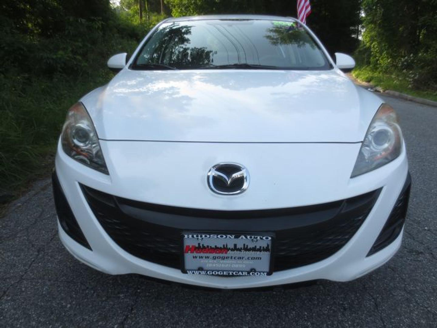2011 White /Black Mazda MAZDA3 I Sport (JM1BL1UG4B1) with an 2.0L L4 DOHC 16V engine, Automatic transmission, located at 270 US Route 6, Mahopac, NY, 10541, (845) 621-0895, 41.349022, -73.755280 - Photo#2