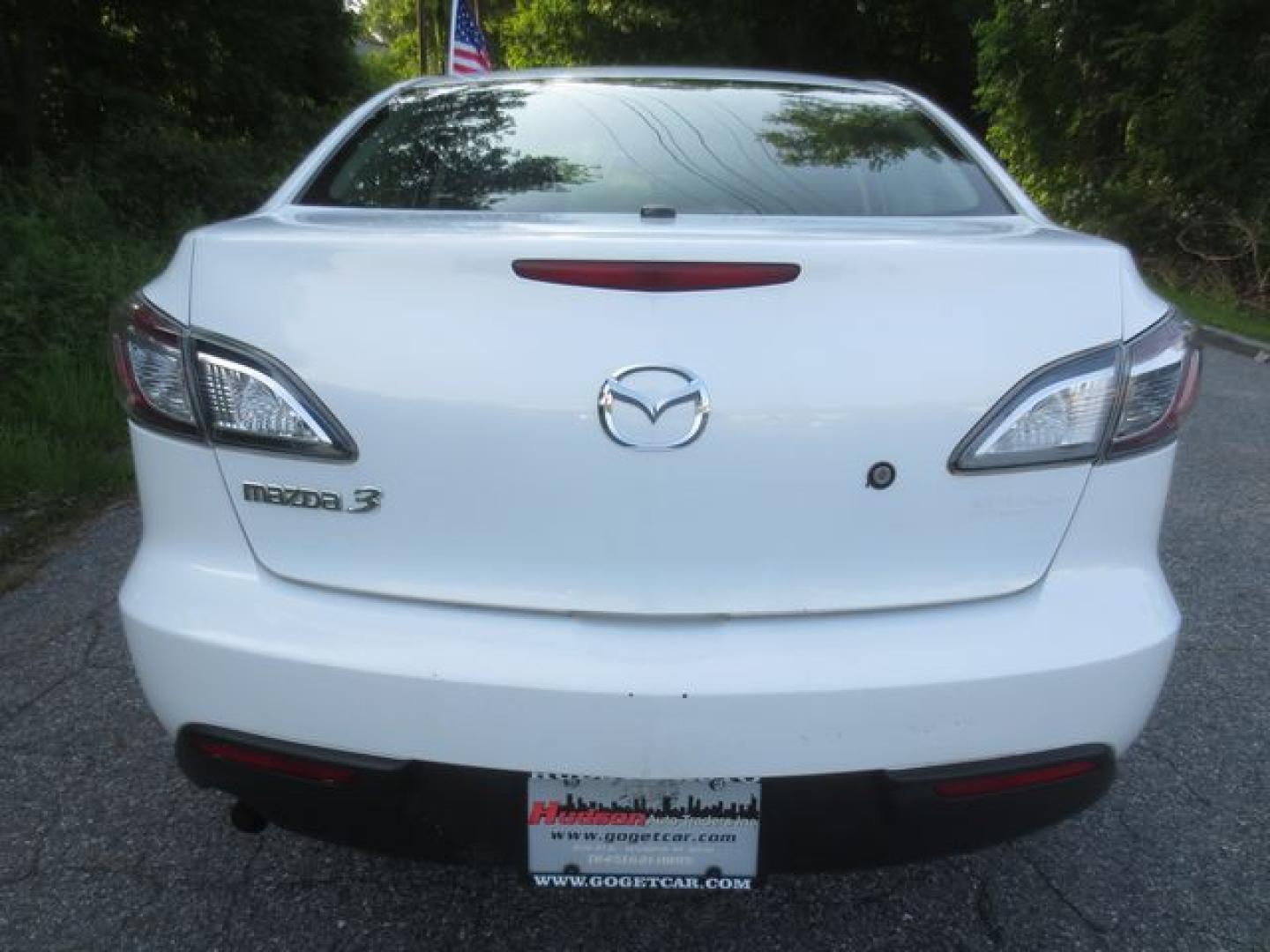 2011 White /Black Mazda MAZDA3 I Sport (JM1BL1UG4B1) with an 2.0L L4 DOHC 16V engine, Automatic transmission, located at 270 US Route 6, Mahopac, NY, 10541, (845) 621-0895, 41.349022, -73.755280 - Photo#3
