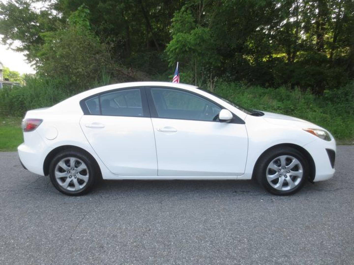 2011 White /Black Mazda MAZDA3 I Sport (JM1BL1UG4B1) with an 2.0L L4 DOHC 16V engine, Automatic transmission, located at 270 US Route 6, Mahopac, NY, 10541, (845) 621-0895, 41.349022, -73.755280 - Photo#5