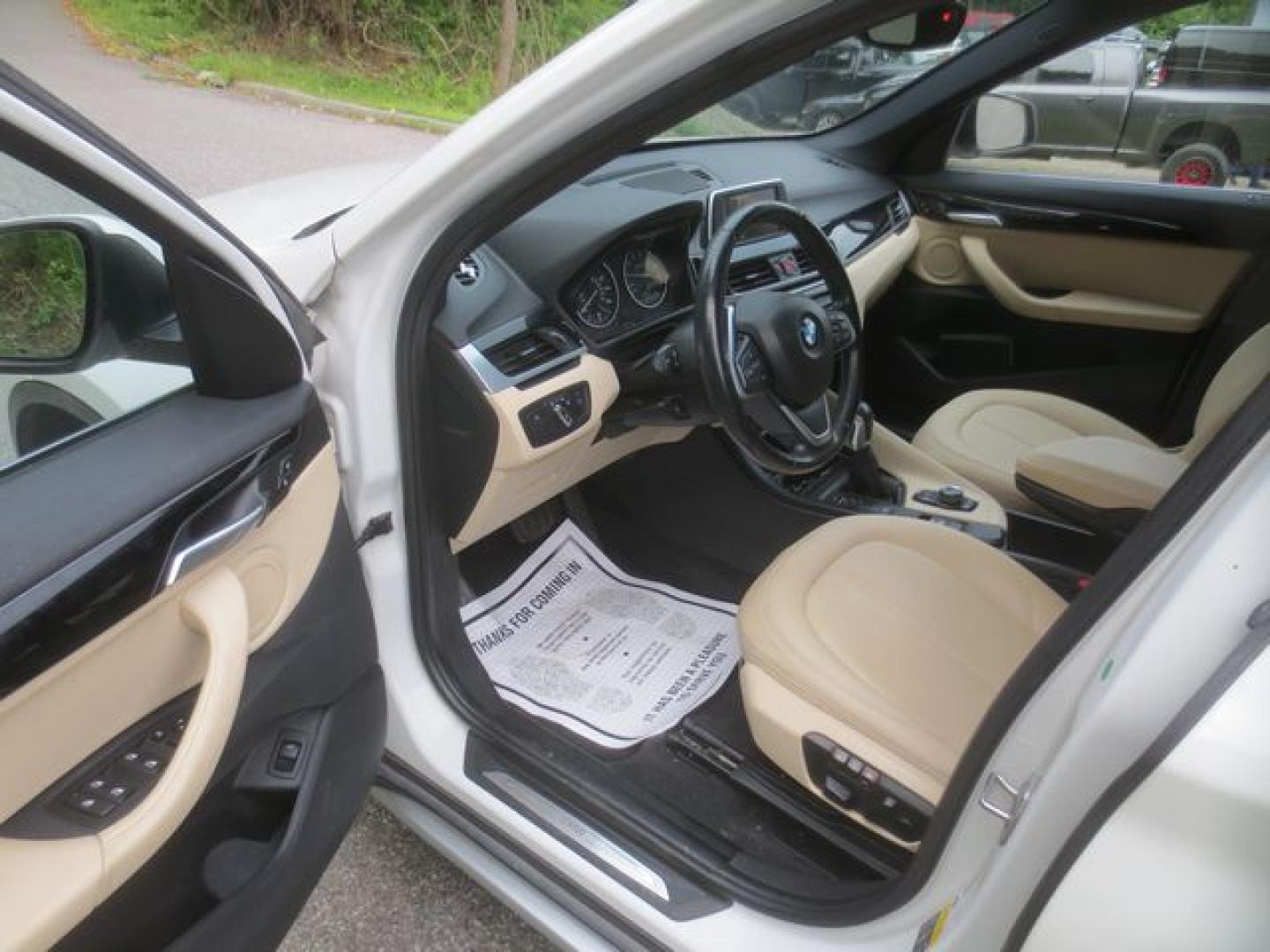 2017 White /Tan BMW X1 xDrive28i (WBXHT3Z34H4) with an 2.0L L4 DOHC 16V engine, Automatic transmission, located at 270 US Route 6, Mahopac, NY, 10541, (845) 621-0895, 41.349022, -73.755280 - Photo#6