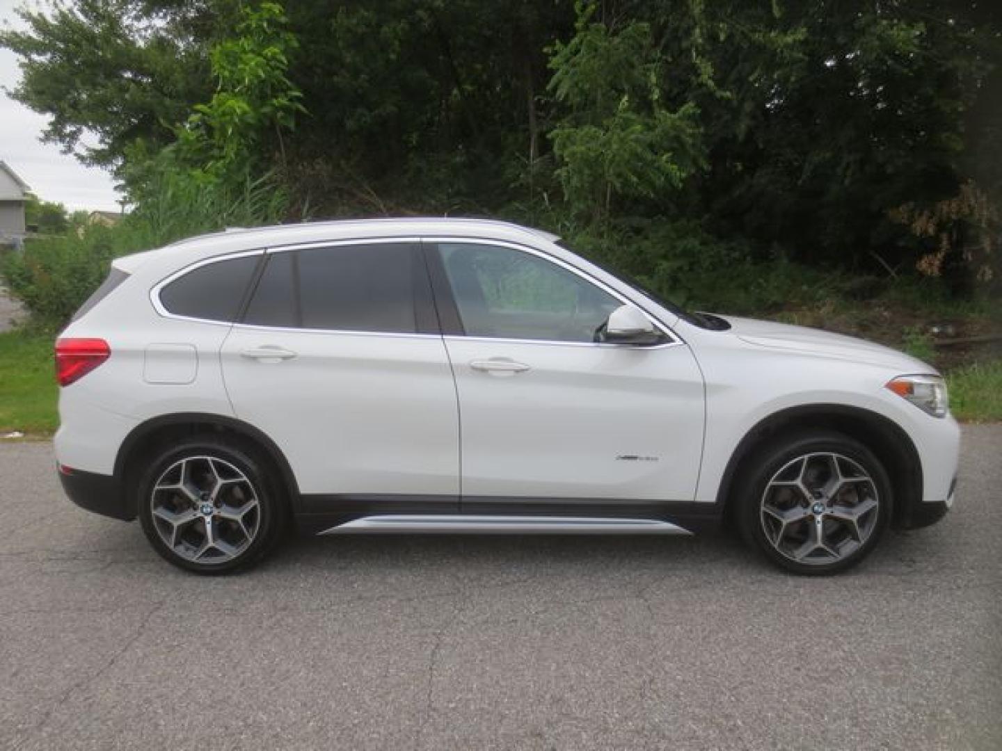 2017 White /Tan BMW X1 xDrive28i (WBXHT3Z34H4) with an 2.0L L4 DOHC 16V engine, Automatic transmission, located at 270 US Route 6, Mahopac, NY, 10541, (845) 621-0895, 41.349022, -73.755280 - Photo#10