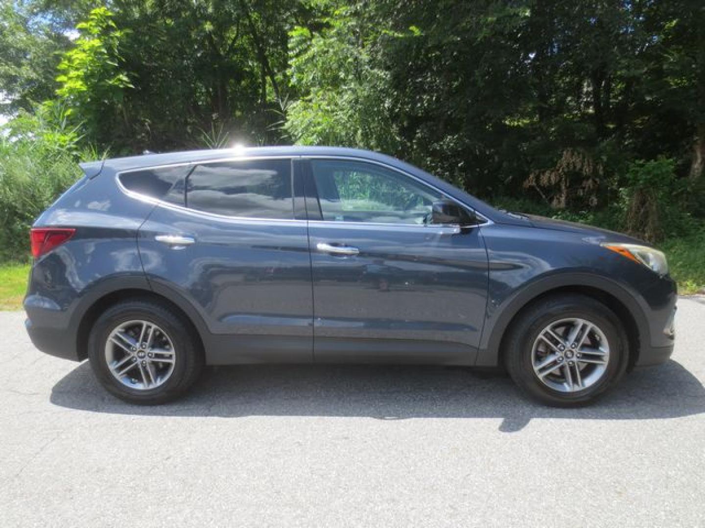 2017 Gray /Gray Hyundai Santa Fe Sport 2.4 AWD (5NMZTDLB0HH) with an 2.4L L4 DOHC 16V engine, 6A transmission, located at 270 US Route 6, Mahopac, NY, 10541, (845) 621-0895, 41.349022, -73.755280 - Photo#10
