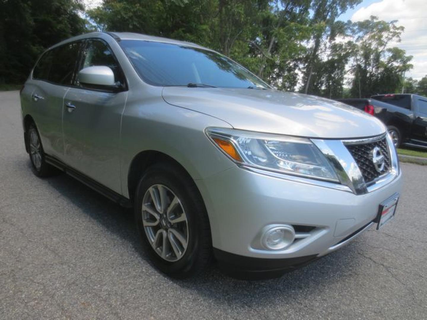 2014 Silver /Black Nissan Pathfinder S 4WD (5N1AR2MM1EC) with an 3.5L V6 DOHC 24V engine, Automatic transmission, located at 270 US Route 6, Mahopac, NY, 10541, (845) 621-0895, 41.349022, -73.755280 - Photo#1
