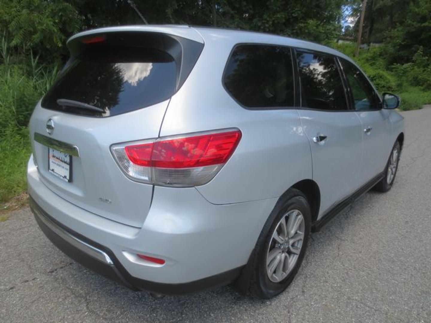 2014 Silver /Black Nissan Pathfinder S 4WD (5N1AR2MM1EC) with an 3.5L V6 DOHC 24V engine, Automatic transmission, located at 270 US Route 6, Mahopac, NY, 10541, (845) 621-0895, 41.349022, -73.755280 - Photo#3