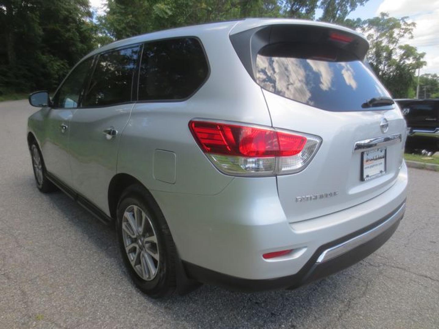 2014 Silver /Black Nissan Pathfinder S 4WD (5N1AR2MM1EC) with an 3.5L V6 DOHC 24V engine, Automatic transmission, located at 270 US Route 6, Mahopac, NY, 10541, (845) 621-0895, 41.349022, -73.755280 - Photo#4