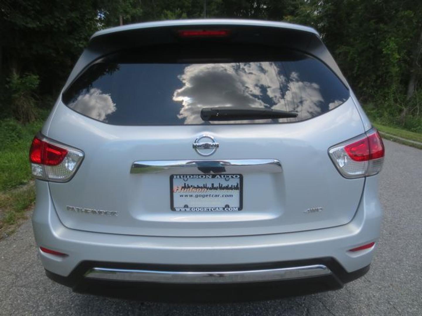 2014 Silver /Black Nissan Pathfinder S 4WD (5N1AR2MM1EC) with an 3.5L V6 DOHC 24V engine, Automatic transmission, located at 270 US Route 6, Mahopac, NY, 10541, (845) 621-0895, 41.349022, -73.755280 - Photo#5