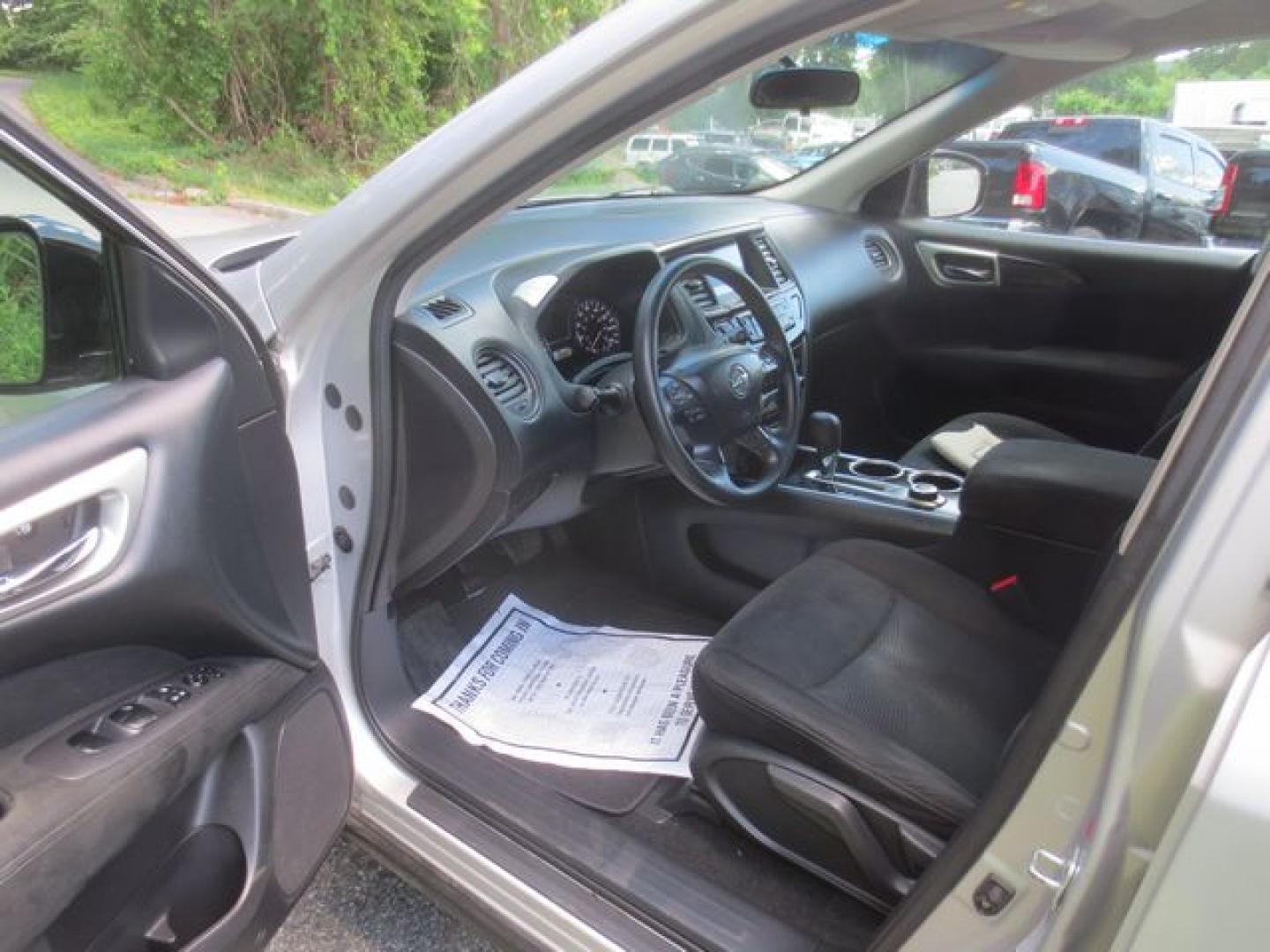 2014 Silver /Black Nissan Pathfinder S 4WD (5N1AR2MM1EC) with an 3.5L V6 DOHC 24V engine, Automatic transmission, located at 270 US Route 6, Mahopac, NY, 10541, (845) 621-0895, 41.349022, -73.755280 - Photo#6
