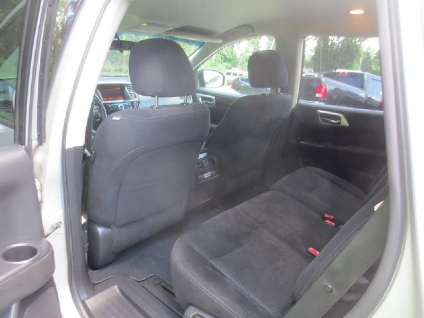 2014 Silver /Black Nissan Pathfinder S 4WD (5N1AR2MM1EC) with an 3.5L V6 DOHC 24V engine, Automatic transmission, located at 270 US Route 6, Mahopac, NY, 10541, (845) 621-0895, 41.349022, -73.755280 - Photo#9