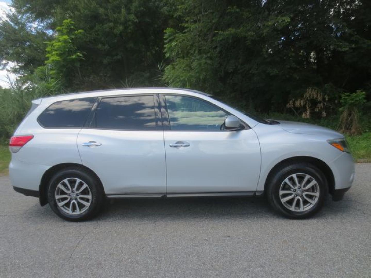 2014 Silver /Black Nissan Pathfinder S 4WD (5N1AR2MM1EC) with an 3.5L V6 DOHC 24V engine, Automatic transmission, located at 270 US Route 6, Mahopac, NY, 10541, (845) 621-0895, 41.349022, -73.755280 - Photo#11