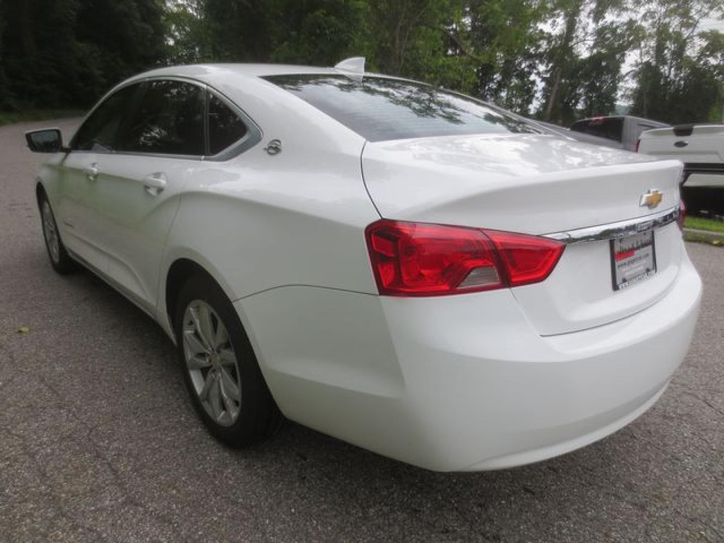 2016 White /Black Chevrolet Impala LT (2G1105SA6G9) with an 2.5L L4 DOHC 16V engine, Automatic 6-Speed transmission, located at 270 US Route 6, Mahopac, NY, 10541, (845) 621-0895, 41.349022, -73.755280 - Photo#4