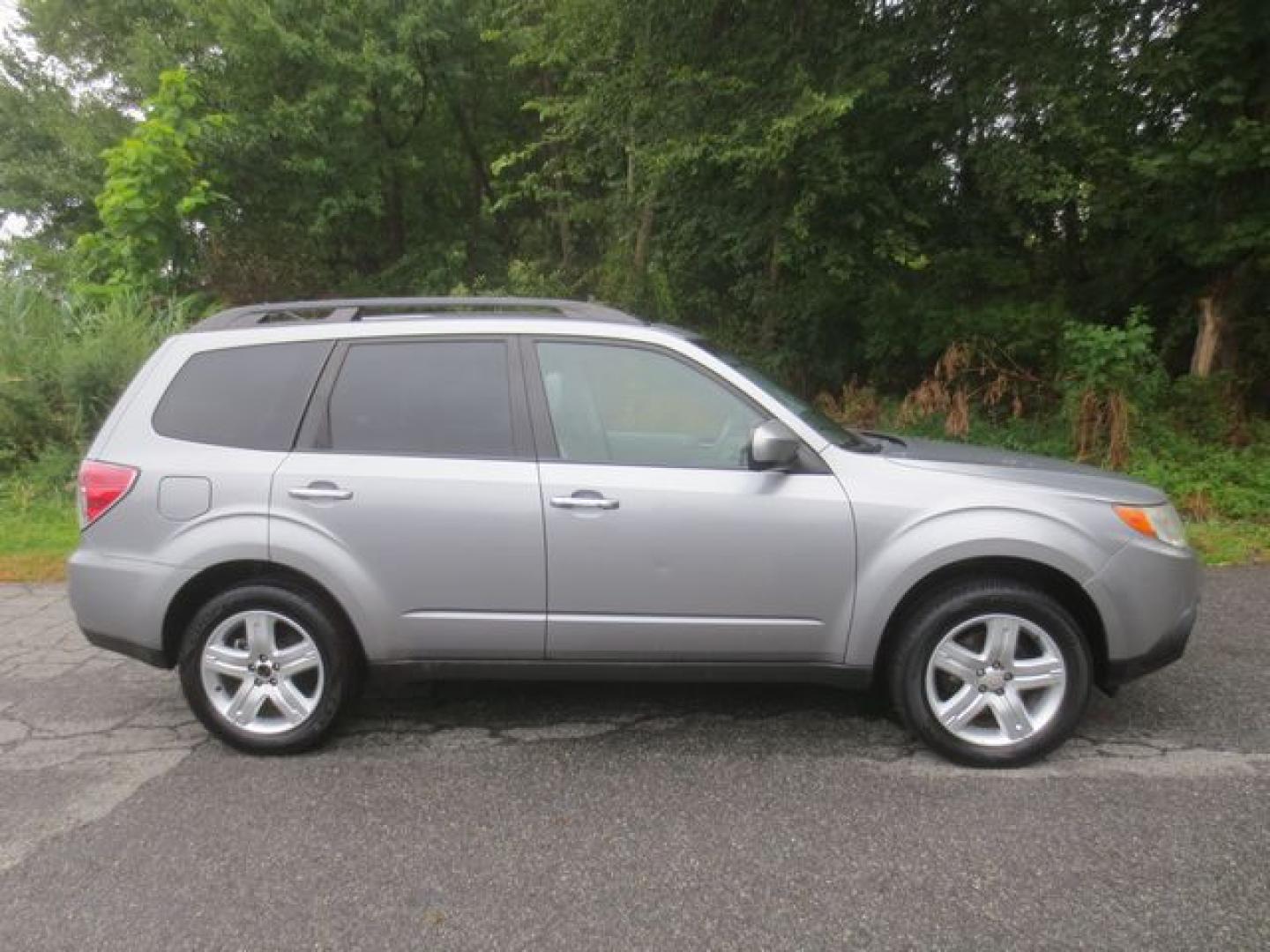 2009 Gray /Gray Subaru Forester 2.5X Limited (JF2SH64629H) with an 2.5L H4 SOHC 16V engine, 4-Speed Automatic transmission, located at 270 US Route 6, Mahopac, NY, 10541, (845) 621-0895, 41.349022, -73.755280 - Photo#9