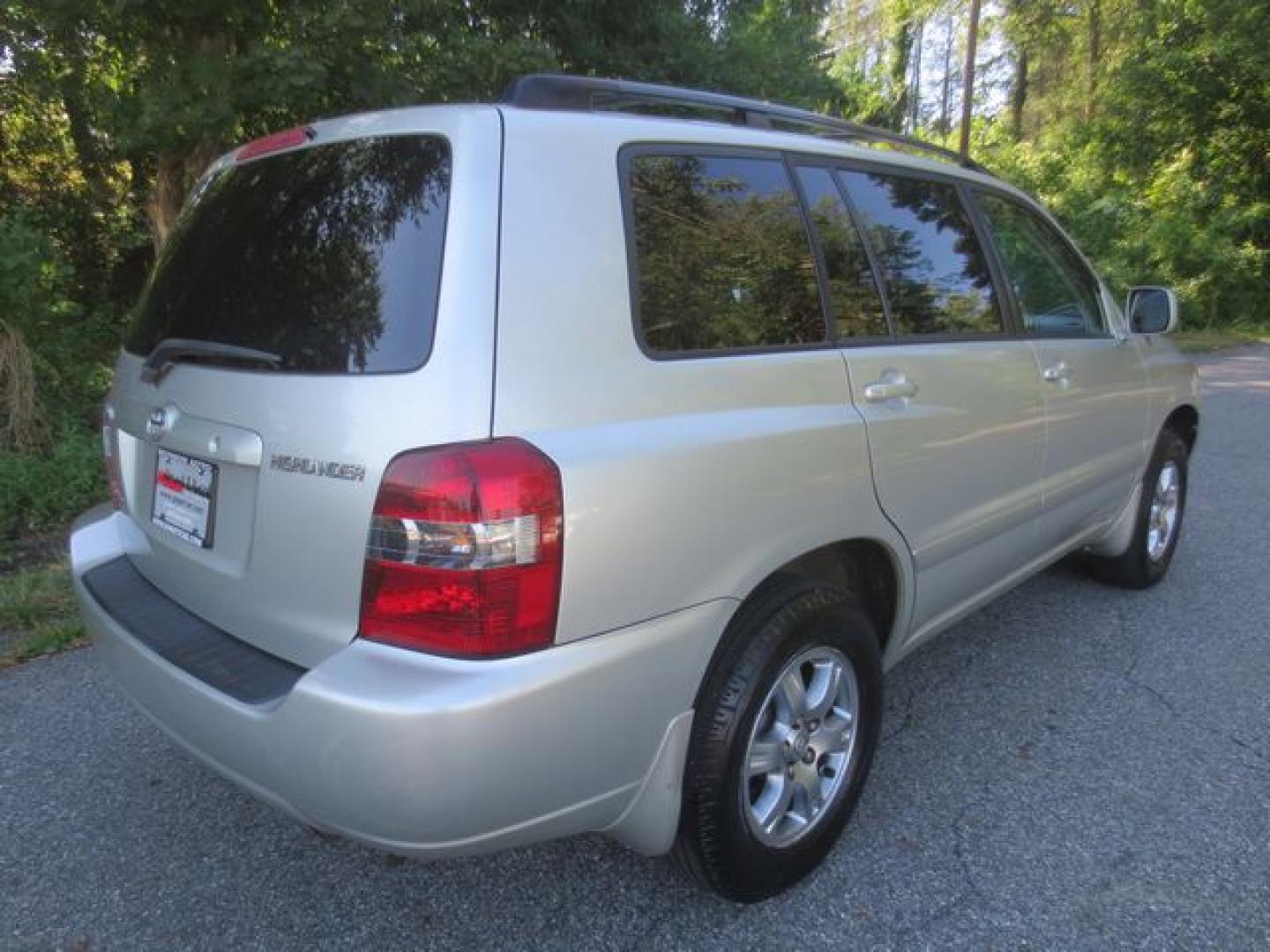2005 Silver /Gray Toyota Highlander Limited (JTEEP21A050) with an 3.3L V6 DOHC 24V engine, 5-Speed Automatic Overdrive transmission, located at 270 US Route 6, Mahopac, NY, 10541, (845) 621-0895, 41.349022, -73.755280 - Photo#3