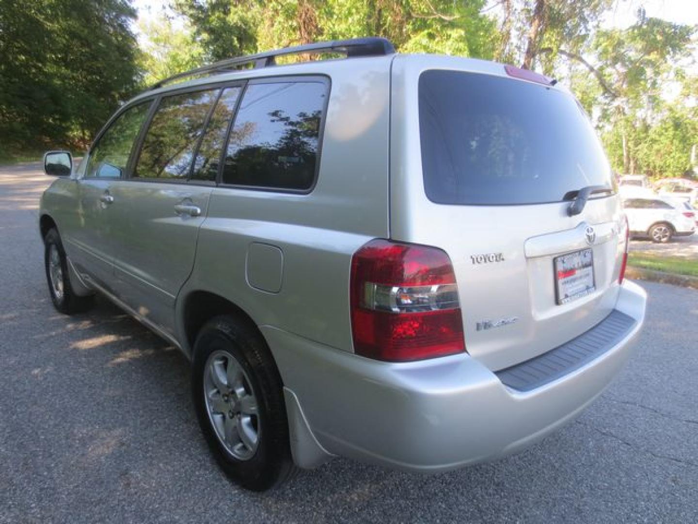 2005 Silver /Gray Toyota Highlander Limited (JTEEP21A050) with an 3.3L V6 DOHC 24V engine, 5-Speed Automatic Overdrive transmission, located at 270 US Route 6, Mahopac, NY, 10541, (845) 621-0895, 41.349022, -73.755280 - Photo#4