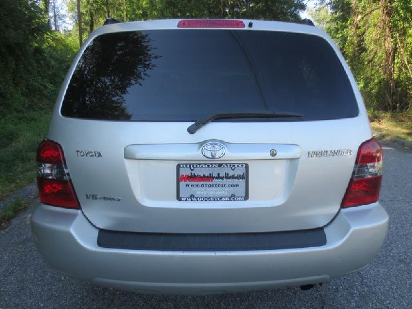 2005 Silver /Gray Toyota Highlander Limited (JTEEP21A050) with an 3.3L V6 DOHC 24V engine, 5-Speed Automatic Overdrive transmission, located at 270 US Route 6, Mahopac, NY, 10541, (845) 621-0895, 41.349022, -73.755280 - Photo#5