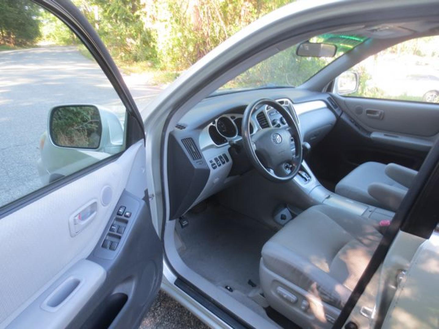 2005 Silver /Gray Toyota Highlander Limited (JTEEP21A050) with an 3.3L V6 DOHC 24V engine, 5-Speed Automatic Overdrive transmission, located at 270 US Route 6, Mahopac, NY, 10541, (845) 621-0895, 41.349022, -73.755280 - Photo#6