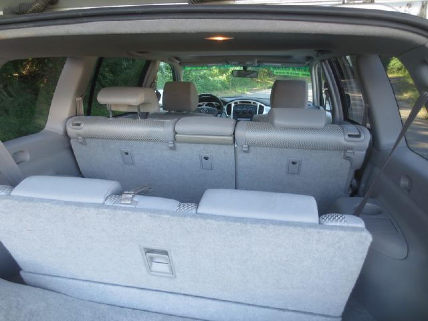 2005 Silver /Gray Toyota Highlander Limited (JTEEP21A050) with an 3.3L V6 DOHC 24V engine, 5-Speed Automatic Overdrive transmission, located at 270 US Route 6, Mahopac, NY, 10541, (845) 621-0895, 41.349022, -73.755280 - Photo#10