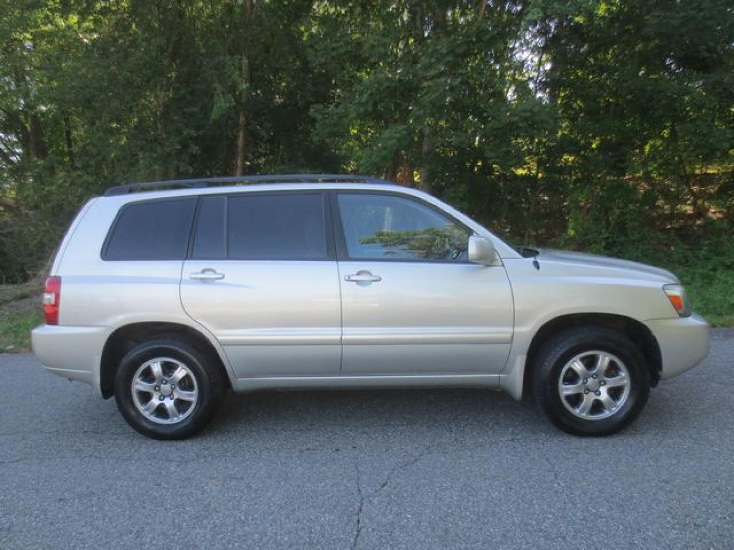 2005 Silver /Gray Toyota Highlander Limited (JTEEP21A050) with an 3.3L V6 DOHC 24V engine, 5-Speed Automatic Overdrive transmission, located at 270 US Route 6, Mahopac, NY, 10541, (845) 621-0895, 41.349022, -73.755280 - Photo#11