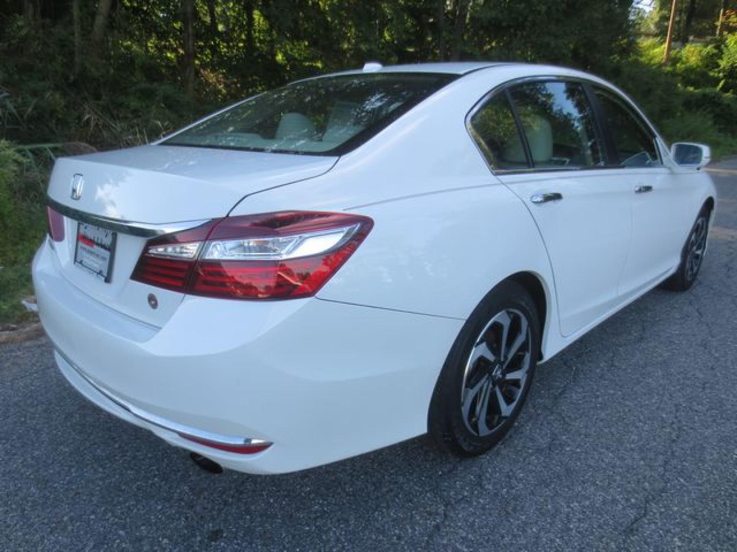 2017 White /Beige Honda Accord EX-L (1HGCR2F96HA) with an 2.4L L4 DOHC 16V engine, Automatic transmission, located at 270 US Route 6, Mahopac, NY, 10541, (845) 621-0895, 41.349022, -73.755280 - Photo#3