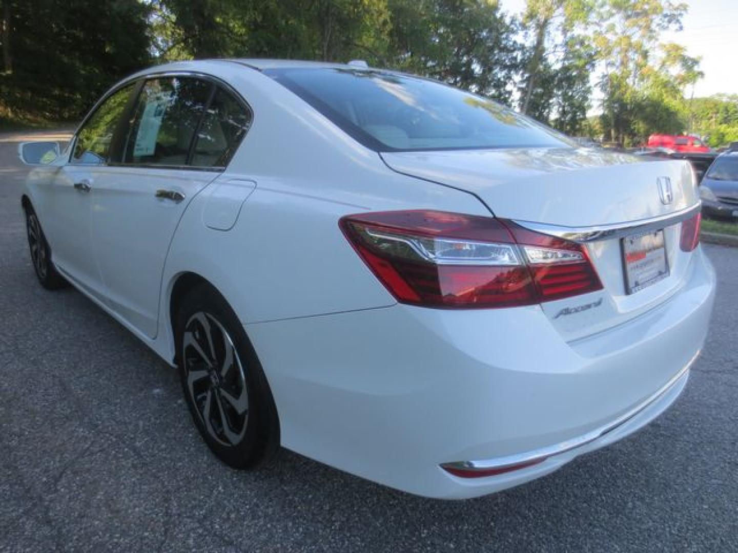 2017 White /Beige Honda Accord EX-L (1HGCR2F96HA) with an 2.4L L4 DOHC 16V engine, Automatic transmission, located at 270 US Route 6, Mahopac, NY, 10541, (845) 621-0895, 41.349022, -73.755280 - Photo#4