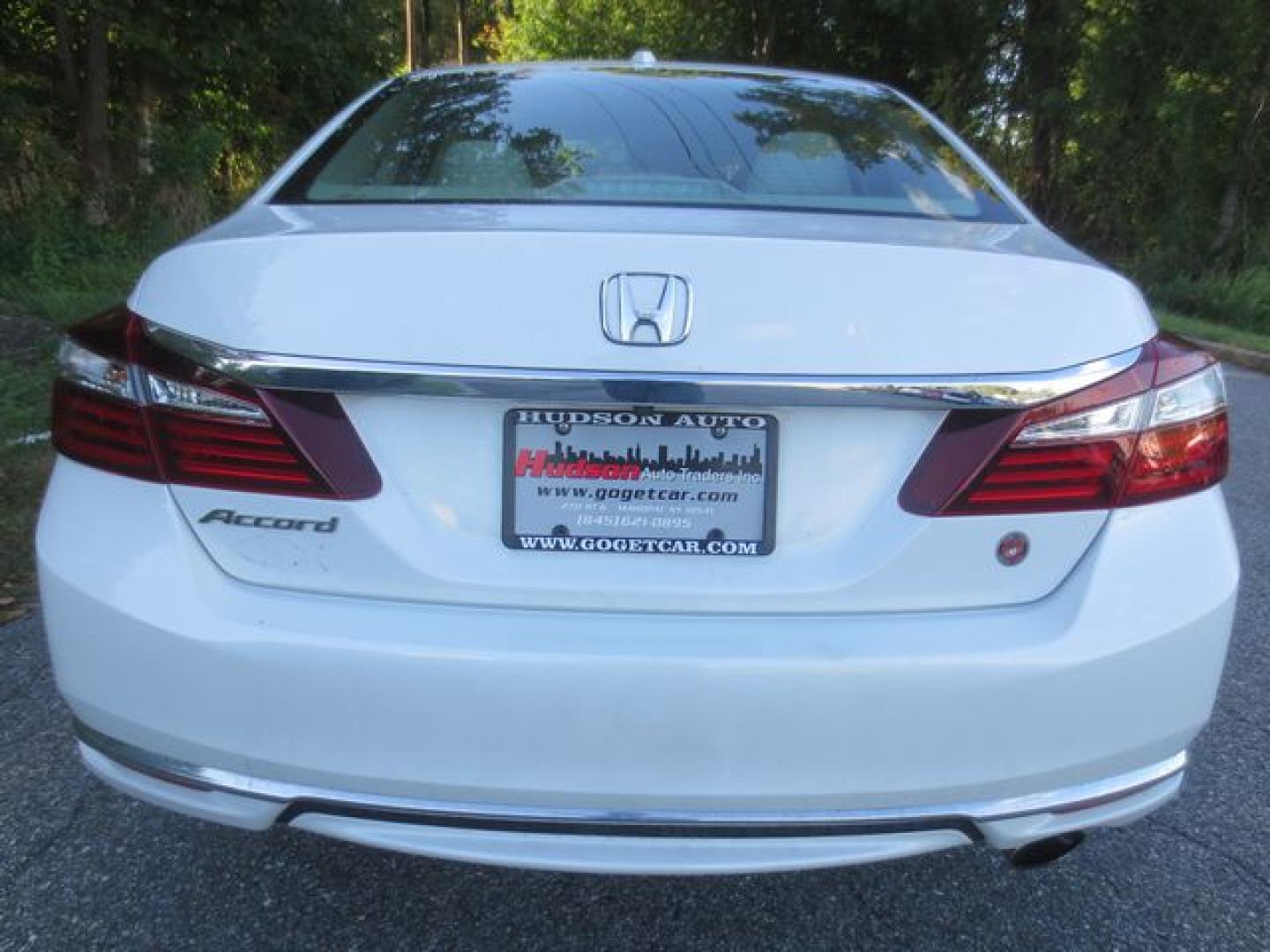 2017 White /Beige Honda Accord EX-L (1HGCR2F96HA) with an 2.4L L4 DOHC 16V engine, Automatic transmission, located at 270 US Route 6, Mahopac, NY, 10541, (845) 621-0895, 41.349022, -73.755280 - Photo#5