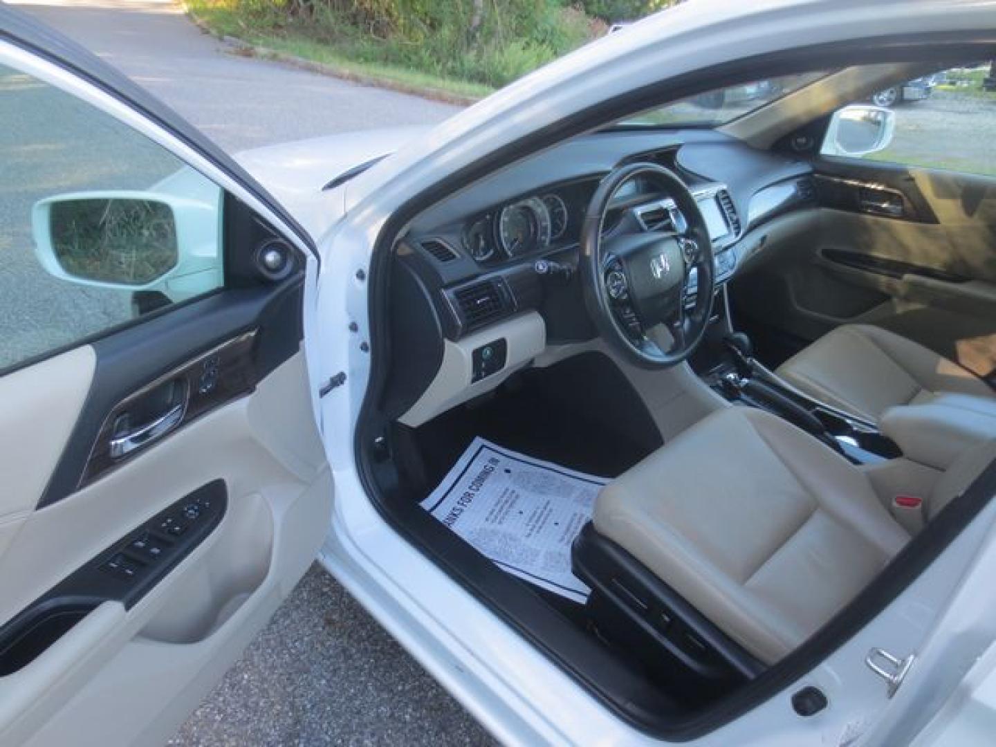 2017 White /Beige Honda Accord EX-L (1HGCR2F96HA) with an 2.4L L4 DOHC 16V engine, Automatic transmission, located at 270 US Route 6, Mahopac, NY, 10541, (845) 621-0895, 41.349022, -73.755280 - Photo#6