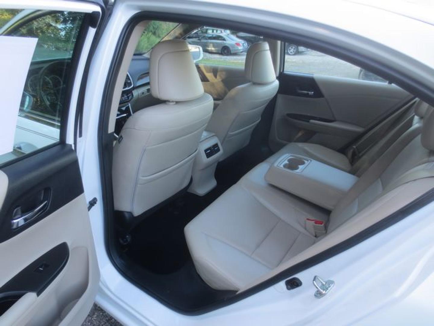 2017 White /Beige Honda Accord EX-L (1HGCR2F96HA) with an 2.4L L4 DOHC 16V engine, Automatic transmission, located at 270 US Route 6, Mahopac, NY, 10541, (845) 621-0895, 41.349022, -73.755280 - Photo#9