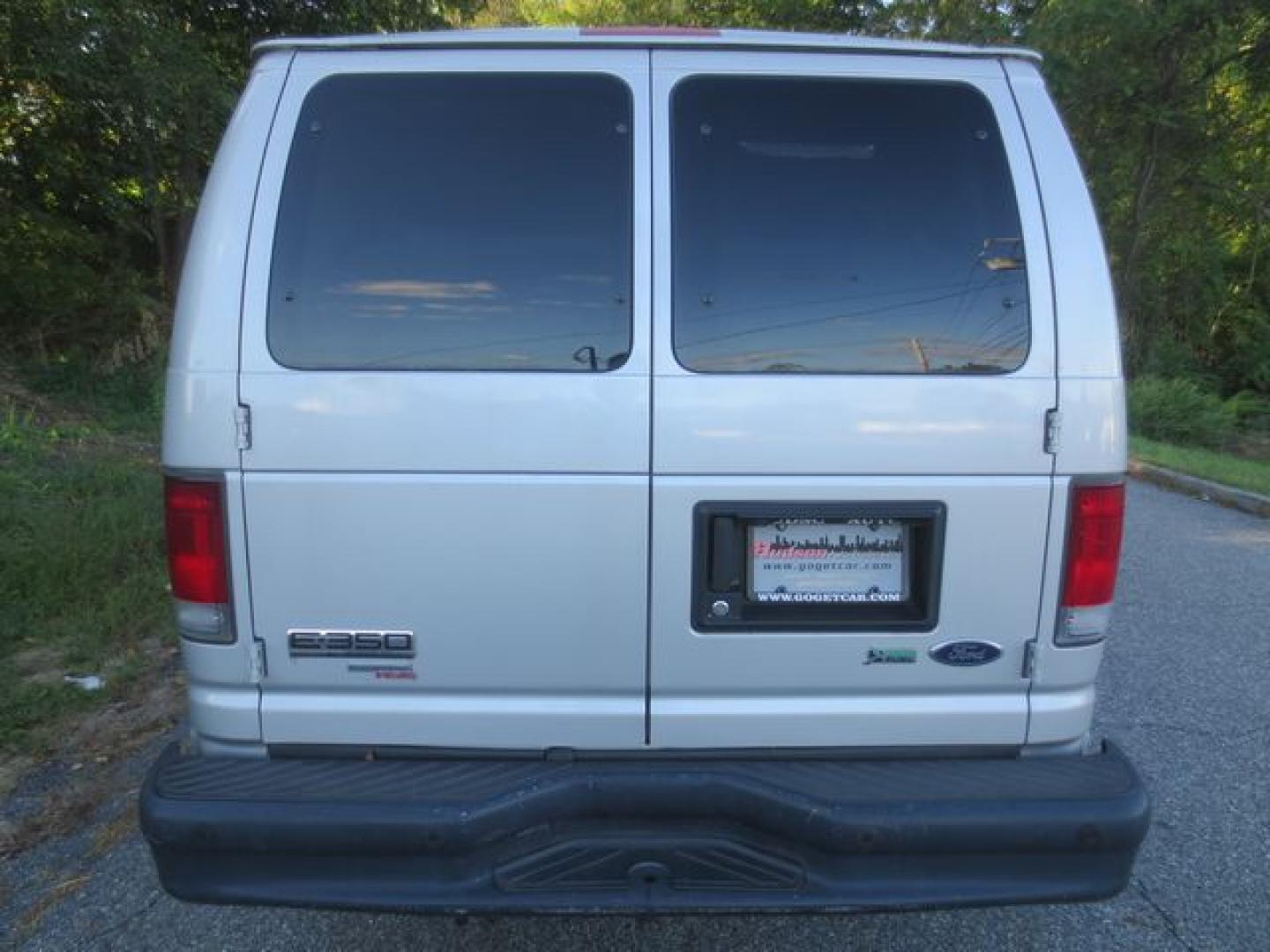 2011 Silver /Gray Ford E-Series Wagon E-350 XL Super Duty Extended (1FBSS3BL9BD) with an 5.4L V8 SOHC 16V engine, Automatic transmission, located at 270 US Route 6, Mahopac, NY, 10541, (845) 621-0895, 41.349022, -73.755280 - Photo#5