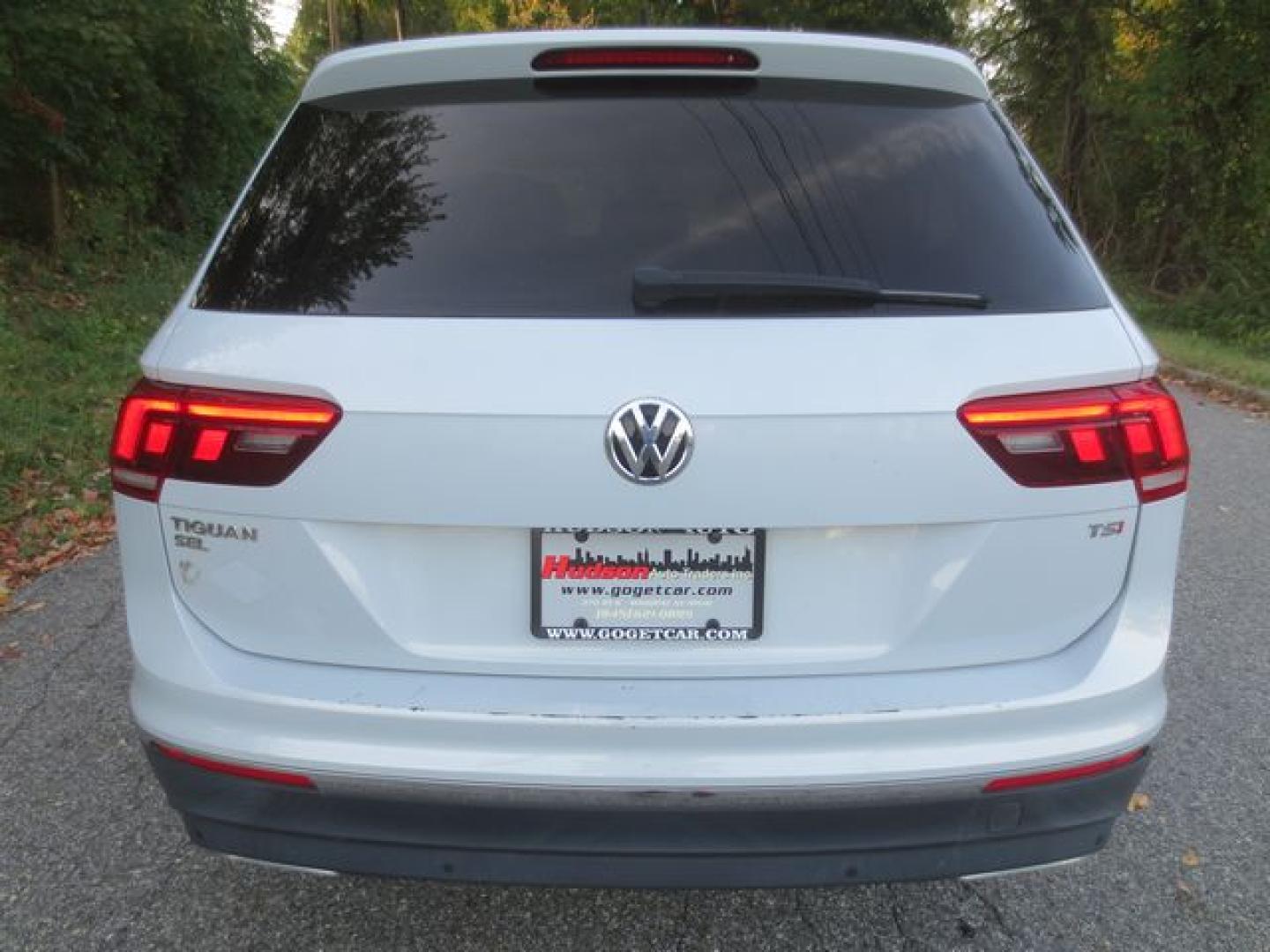 2018 White /Black Volkswagen Tiguan SEL Premium (3VV5B7AX2JM) with an 2.0L L4 DOHC 16V TURBO engine, Automatic transmission, located at 270 US Route 6, Mahopac, NY, 10541, (845) 621-0895, 41.349022, -73.755280 - Photo#5