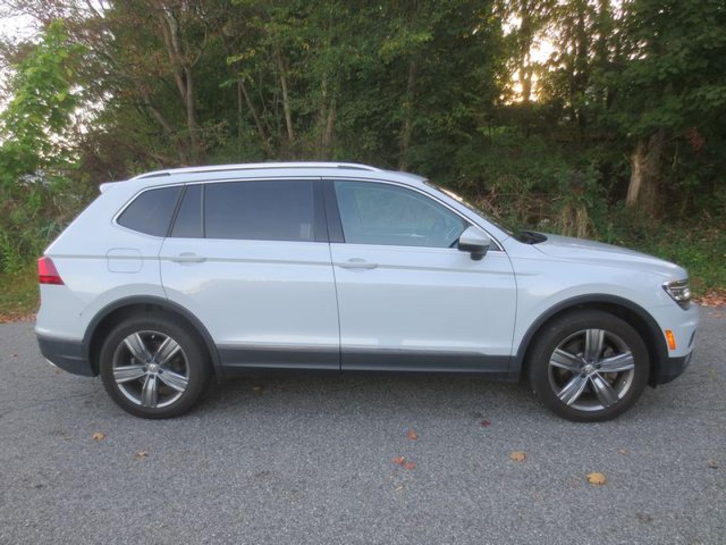 2018 White /Black Volkswagen Tiguan SEL Premium (3VV5B7AX2JM) with an 2.0L L4 DOHC 16V TURBO engine, Automatic transmission, located at 270 US Route 6, Mahopac, NY, 10541, (845) 621-0895, 41.349022, -73.755280 - Photo#11
