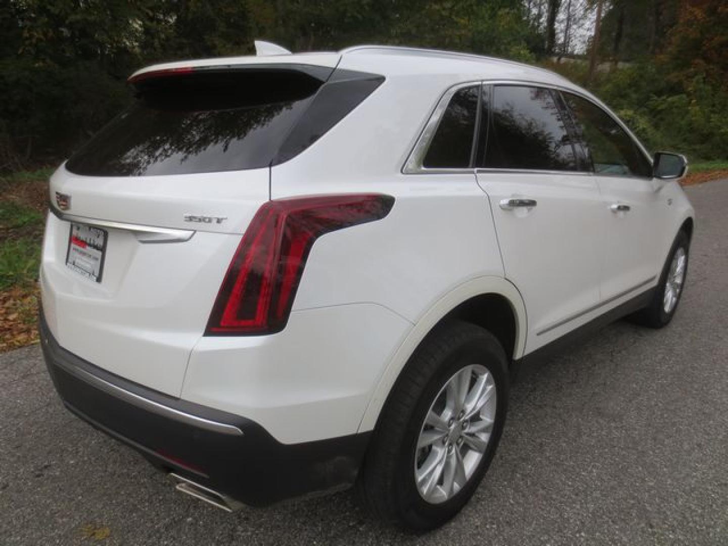 2023 White /Black Cadillac XT5 Luxury (1GYKNBR4XPZ) with an 2.0L L4 DOHC 16V TURBO engine, Automatic 9 speed transmission, located at 270 US Route 6, Mahopac, NY, 10541, (845) 621-0895, 41.349022, -73.755280 - Photo#3