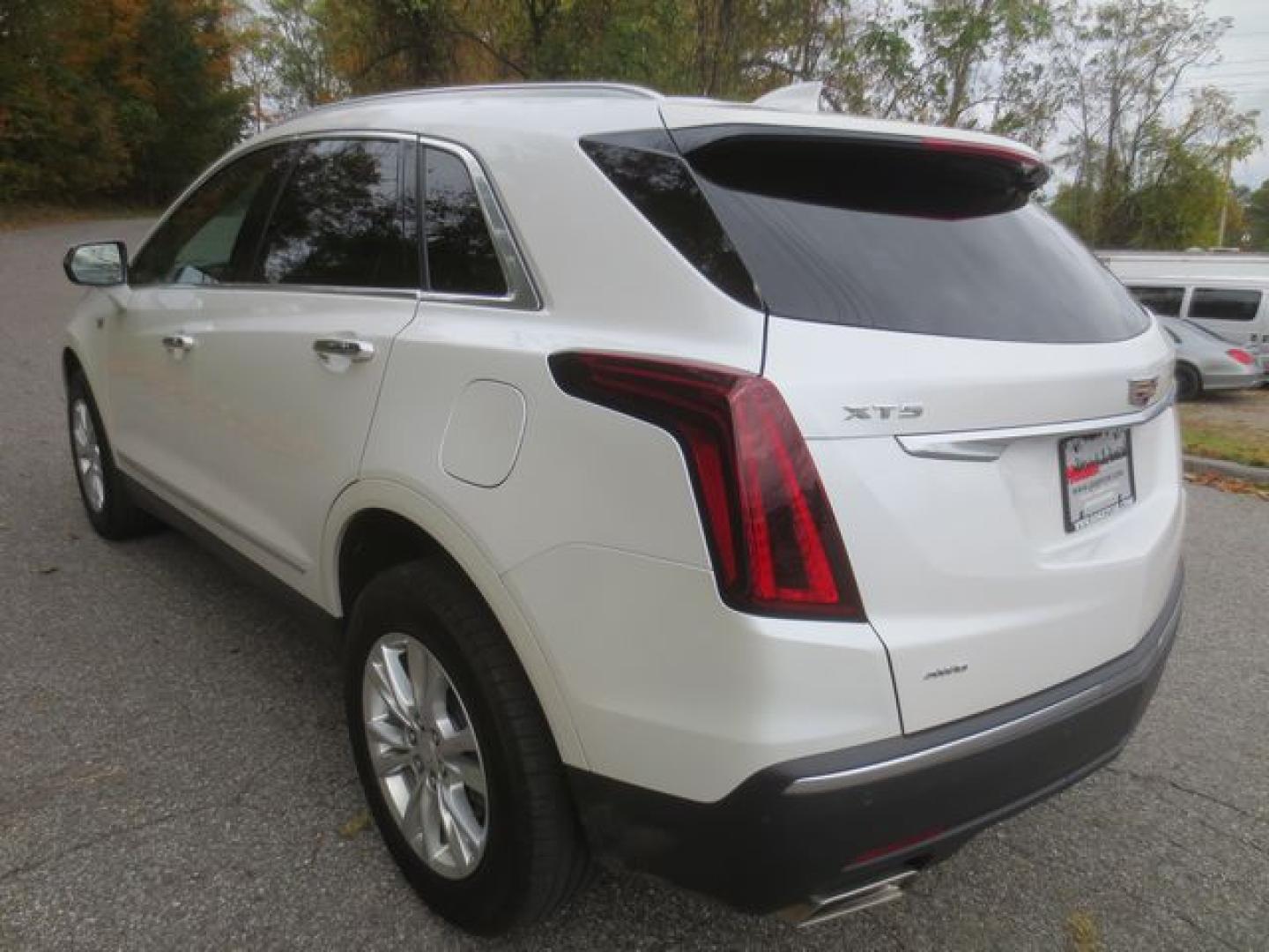 2023 White /Black Cadillac XT5 Luxury (1GYKNBR4XPZ) with an 2.0L L4 DOHC 16V TURBO engine, Automatic 9 speed transmission, located at 270 US Route 6, Mahopac, NY, 10541, (845) 621-0895, 41.349022, -73.755280 - Photo#4