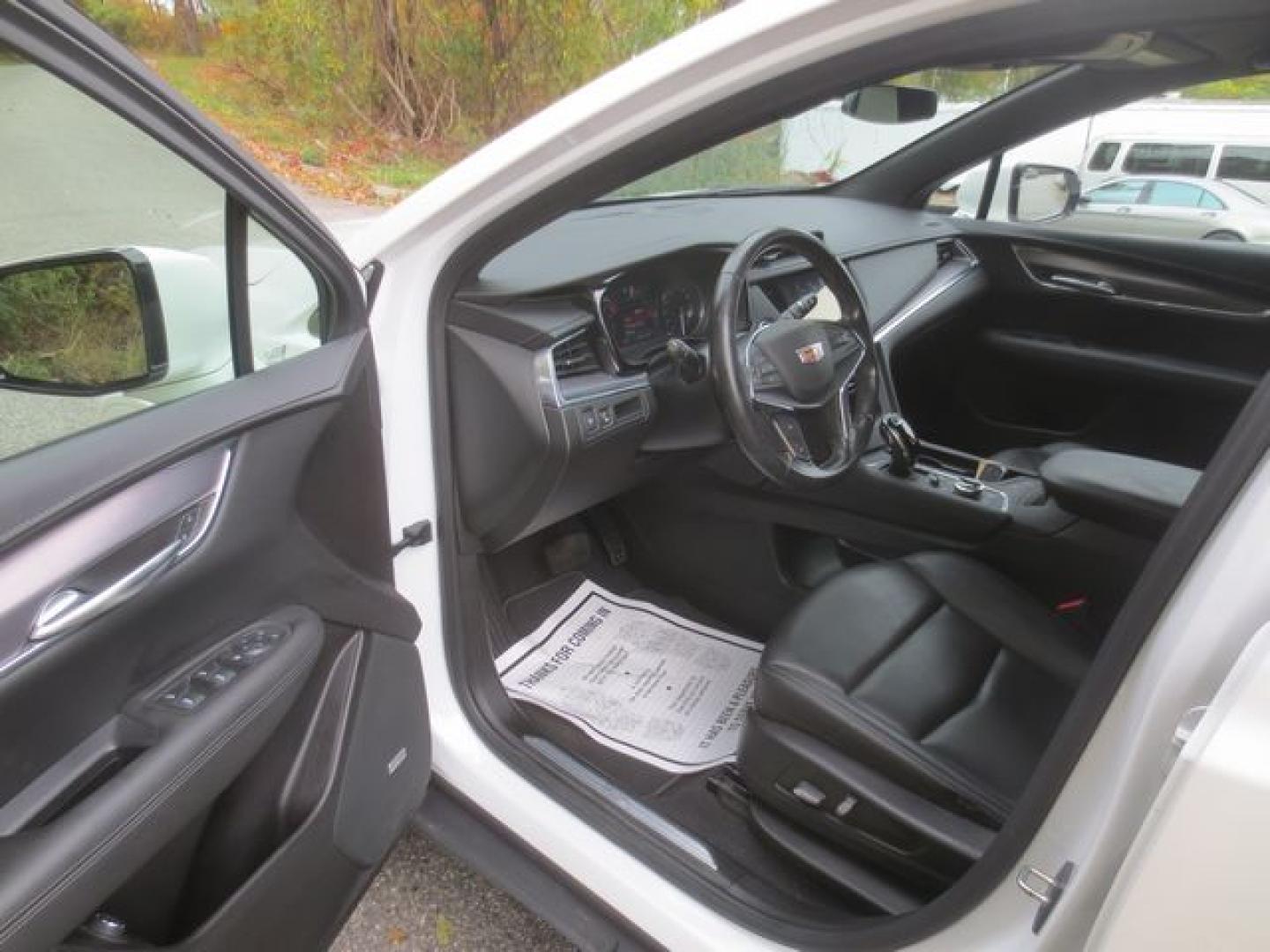 2023 White /Black Cadillac XT5 Luxury (1GYKNBR4XPZ) with an 2.0L L4 DOHC 16V TURBO engine, Automatic 9 speed transmission, located at 270 US Route 6, Mahopac, NY, 10541, (845) 621-0895, 41.349022, -73.755280 - Photo#6
