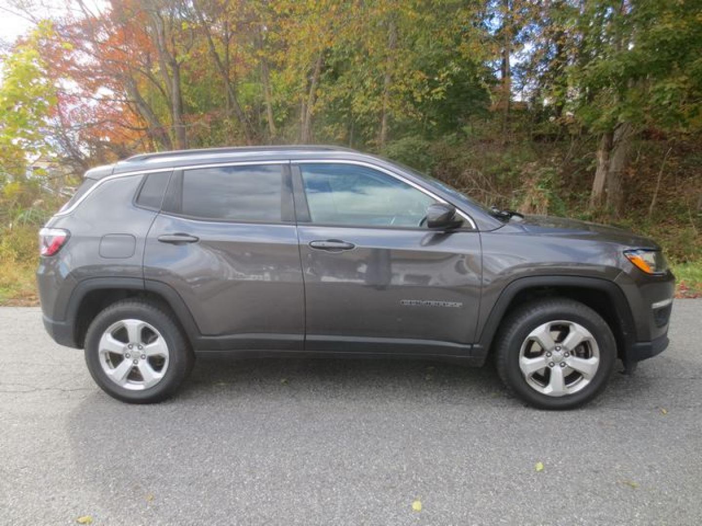 2018 Gray /Black Jeep Compass Sport (3C4NJDBB4JT) with an 2.4L L4 DOHC 16V engine, Automatic transmission, located at 270 US Route 6, Mahopac, NY, 10541, (845) 621-0895, 41.349022, -73.755280 - Photo#10