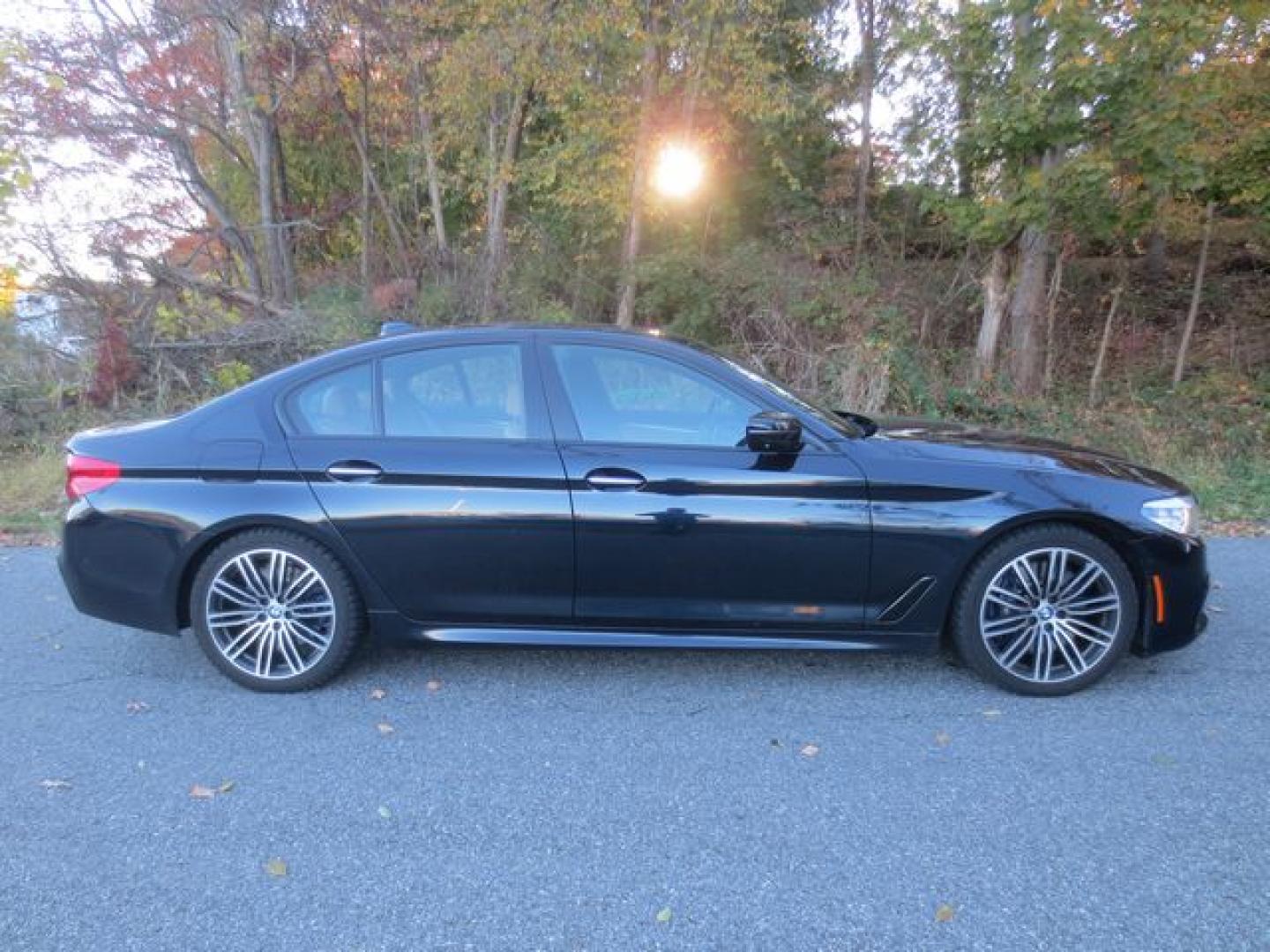 2018 Blue /Saddle BMW 5-Series xDrive M-Sport (WBAJE7C52JW) with an 3.0L L6 DOHC 24V TWIN TORBO engine, Automatic transmission, located at 270 US Route 6, Mahopac, NY, 10541, (845) 621-0895, 41.349022, -73.755280 - Photo#9